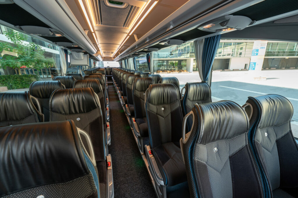 Innenansicht eines Luxus VIP Reisebus von German Limousines, der mit sehr bequemen Ledersitzen ausgestattet ist.