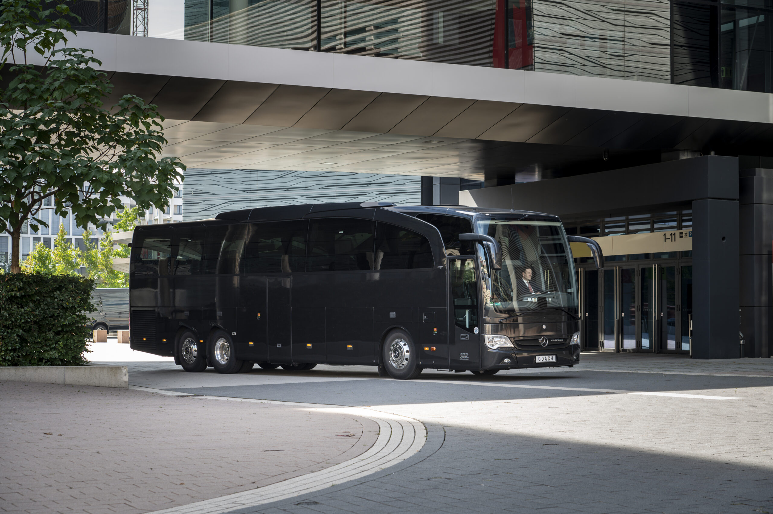Mercedes Benz Reisebus in Luxusausführung am Frankfurter Flughafen.
