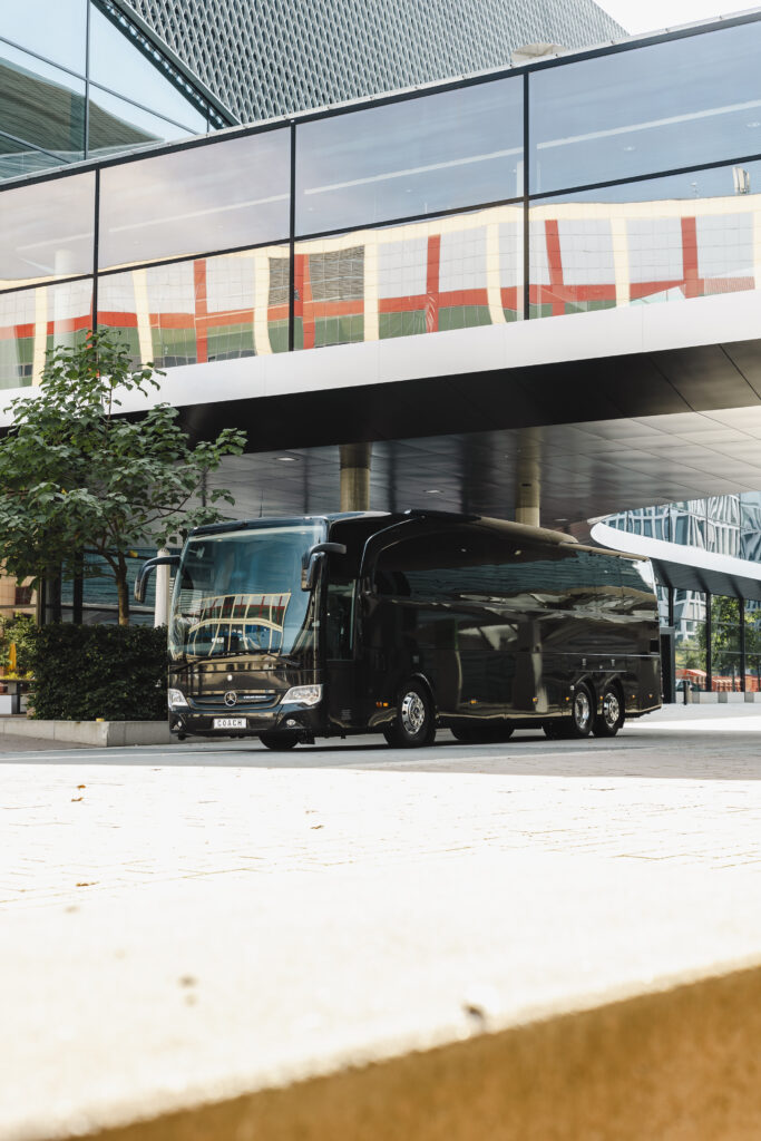 Ein schöner schwarzer Mercedes Benz Reisebus in Luxusausführung am Frankfurter Flughafen.
