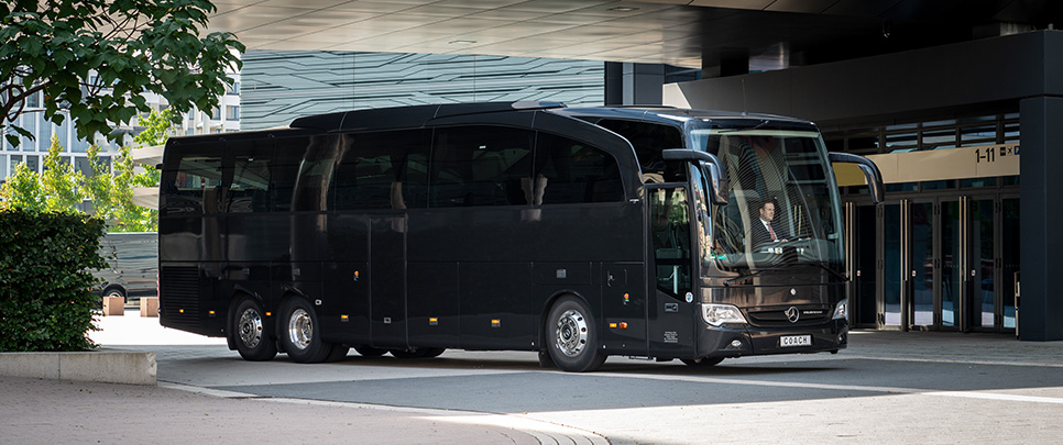 Mercedes Benz Reisebus in Luxusausführung am Flughafen Frankfurt.