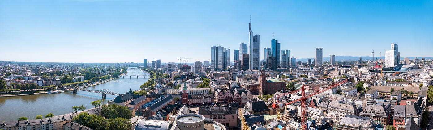 Die Skyline von Frankfurt an einem sonnigen Tag.