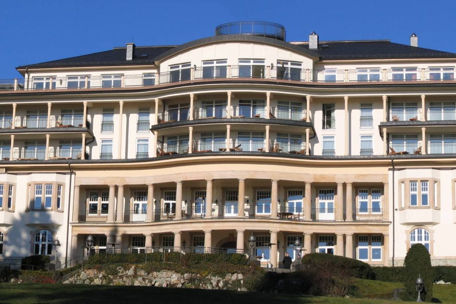 Fassade des Falkenstein Grand Hotel in Köngstein im Taunus bei Frankfurt.