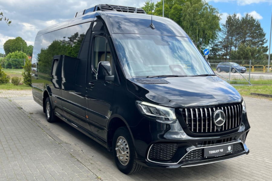 Ein großer schwarzer Mercedes Benz VIP Sprinter Bus, mit dem bis zu 16 Fahrgäste sehr komfortabel und bequem reisen können.