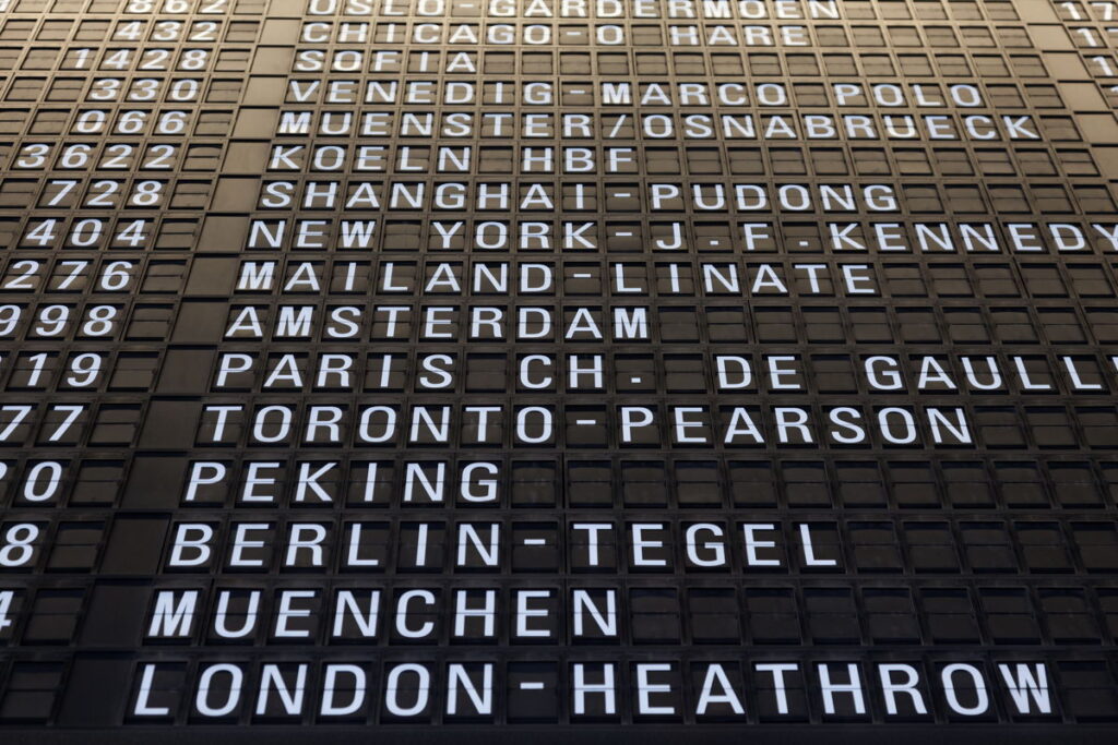 Anzeigetafel am Flughafen Frankfurt Main als Symbolbild für einen pünktlichen Flughafentransfer.